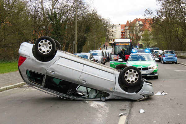 Was Sie bei einem Autounfall tun müssen
